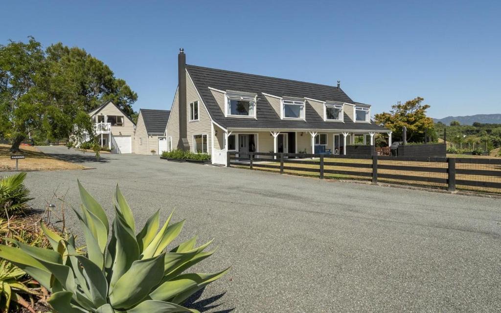 Whakamarama Bed & Breakfast | The Black Badger Luxury Bed & Breakfast