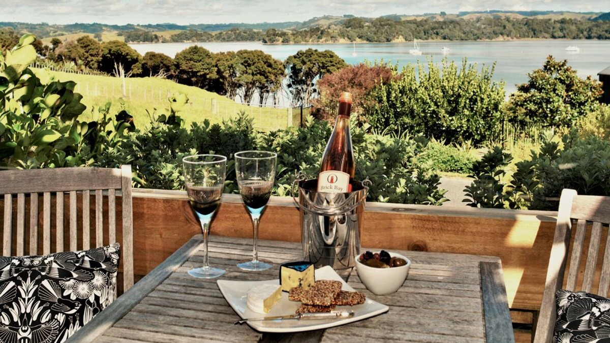 Mahurangi East House | The Black Box Studio - Scotts Landing Holiday Studio