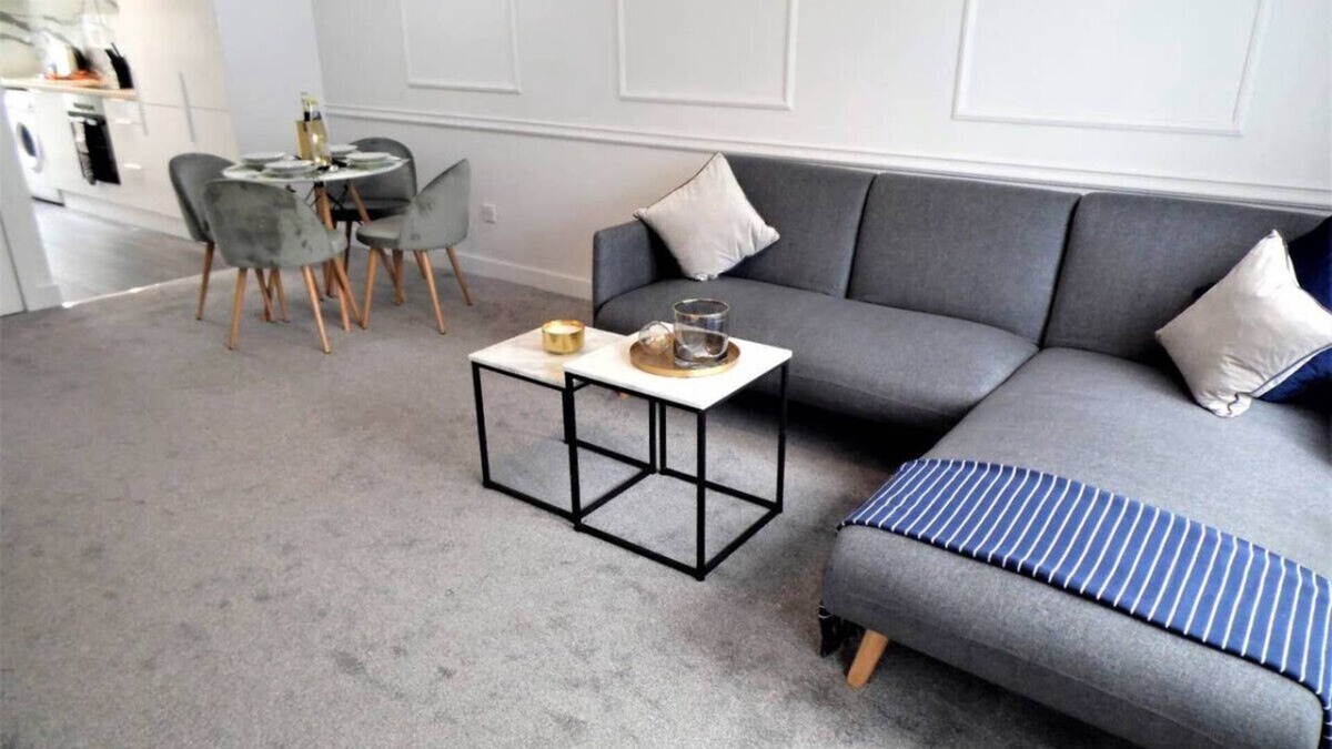 Johnstone House | THE Black Cart House