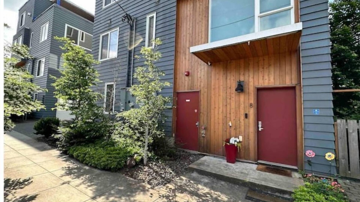 Overlook Apartment | The Black House Studio #8 - North Portland