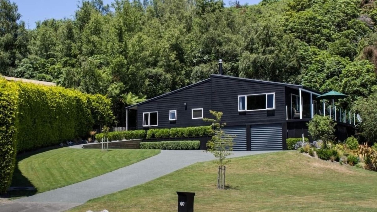 Kinloch House | The Black House - Tranquil location, Pet friendly & Linen provided!