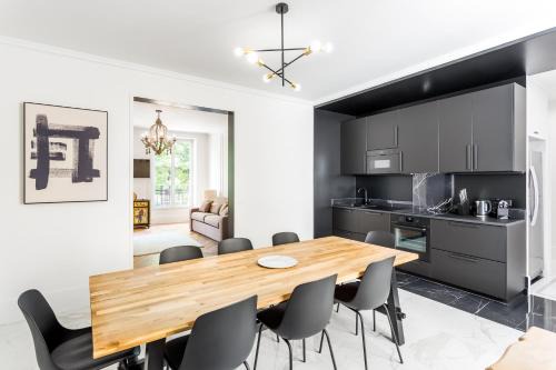 Notre-Dame-des-Champs Apartment | The black Swan