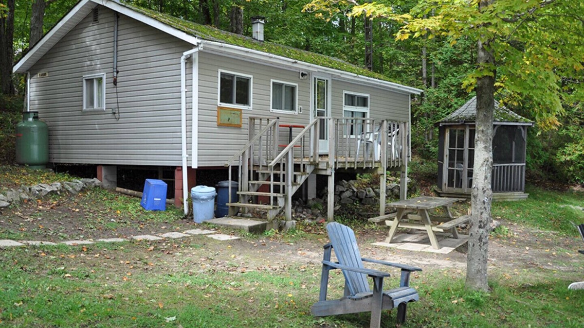Central Frontenac Cottage | The Blackbird Cottage