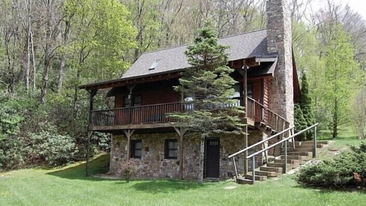 Blowing Rock Cabin | The Blowing Rock Cabin. It’s the Location! 4BR/2BA 5 mins to Main St Clean/Quiet