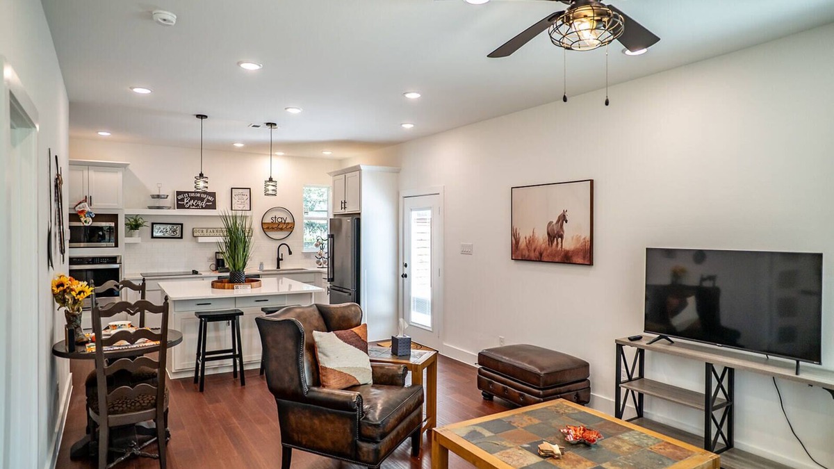 Burleson House | The Blue Barn in pleasant Burleson with AC