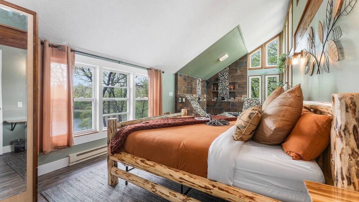 East Stroudsburg House | The Blue Canoe: Lakefront, Fishing & Fall Colors