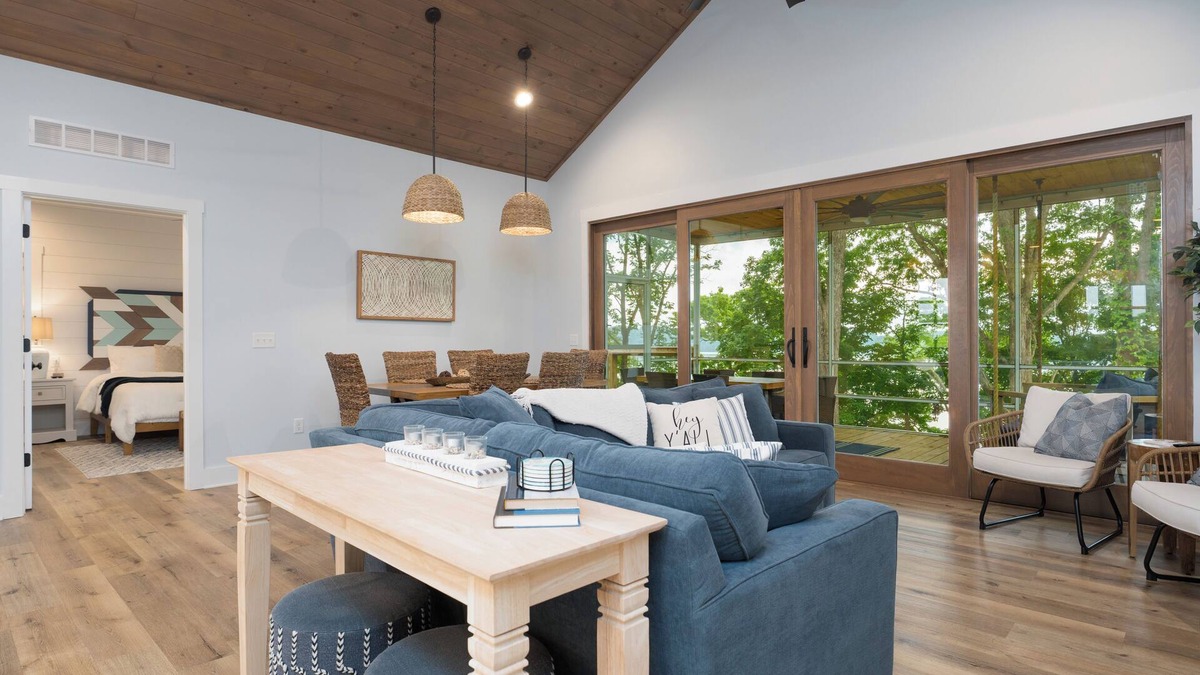 Scottsville House | The Blue Cat: Family-Friendly Luxury Lakefront Retreat w/Fire Pit, Sunset Views