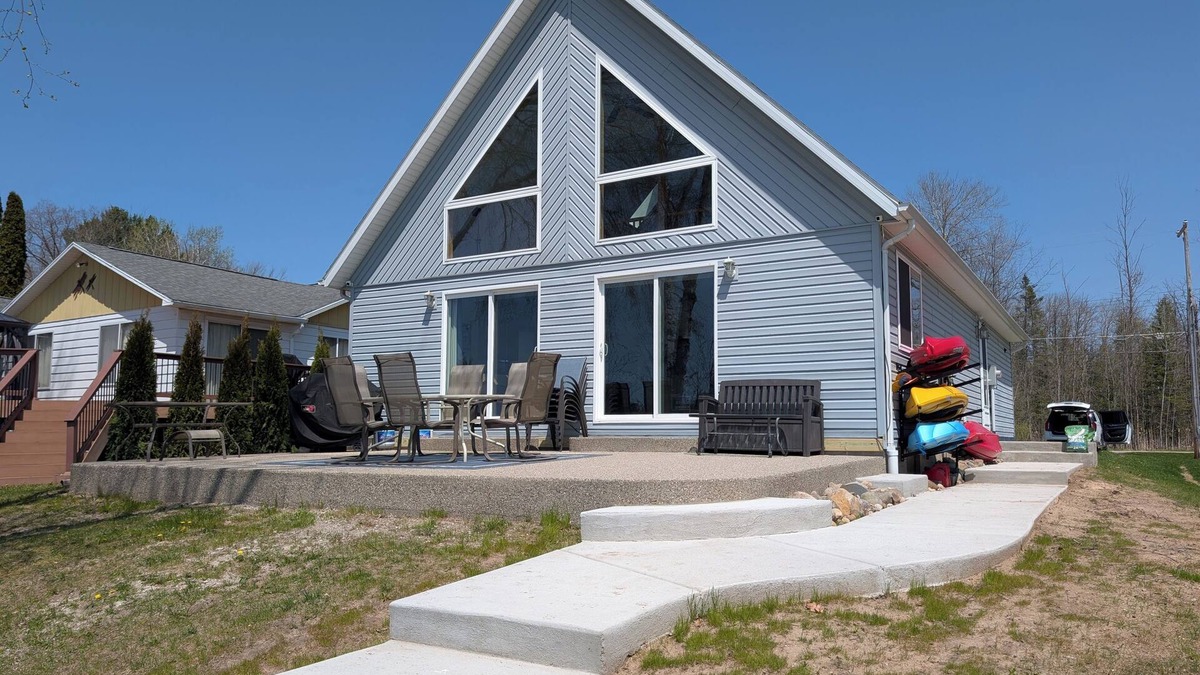 Hale House | The Blue Chalet on Sage Lake! - near boat launch - pontoon available for rent