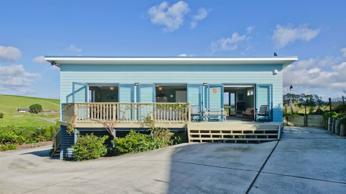 Waipu Cottage | The Blue Cottage with WiFi- Waipu Holiday Home