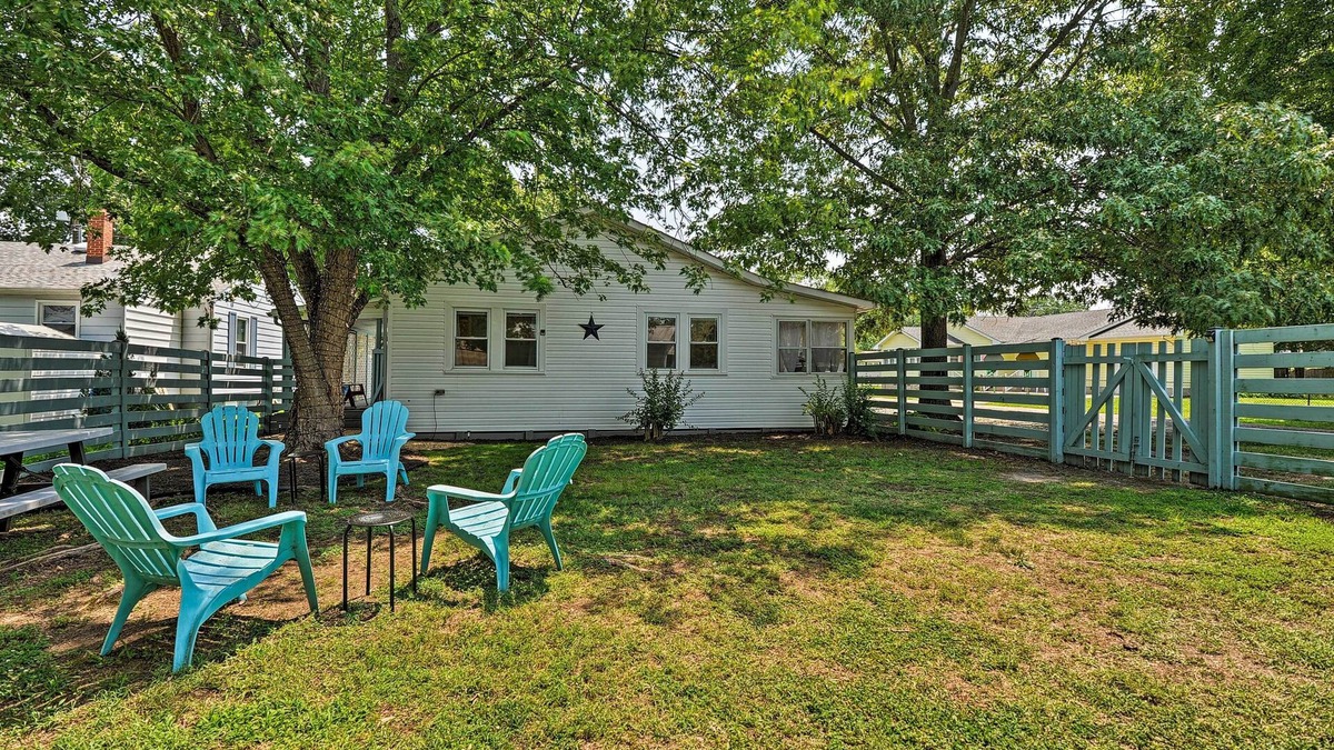 Colonial Beach Cottage | 'The Blue Crab Cottage' - 3 Blocks From The Beach!