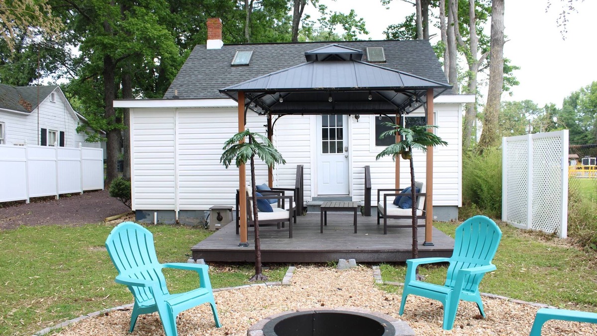 Issue House | The Blue Crab is 5 blocks from Beach, 0.5 miles to Beach, 100 ft from bay.