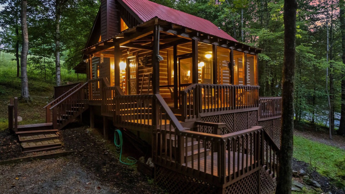 Townsend Cabin | The Blue Door Cabin: Charming, All-Wood w/Screened-in Porches - quiet & relaxing