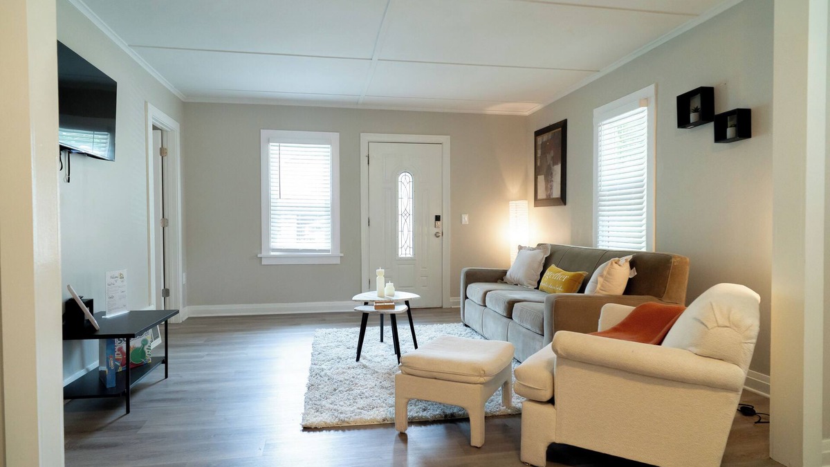 St. Charles House | The Blue Garden Escape – Walk to Riverwalk & Relax