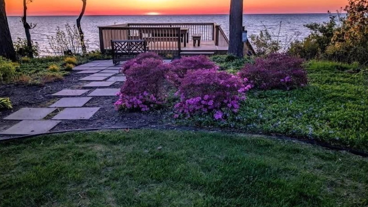 Riverside House | The Blue Heron on Lake Michigan, private beach, hot tub and fireplace