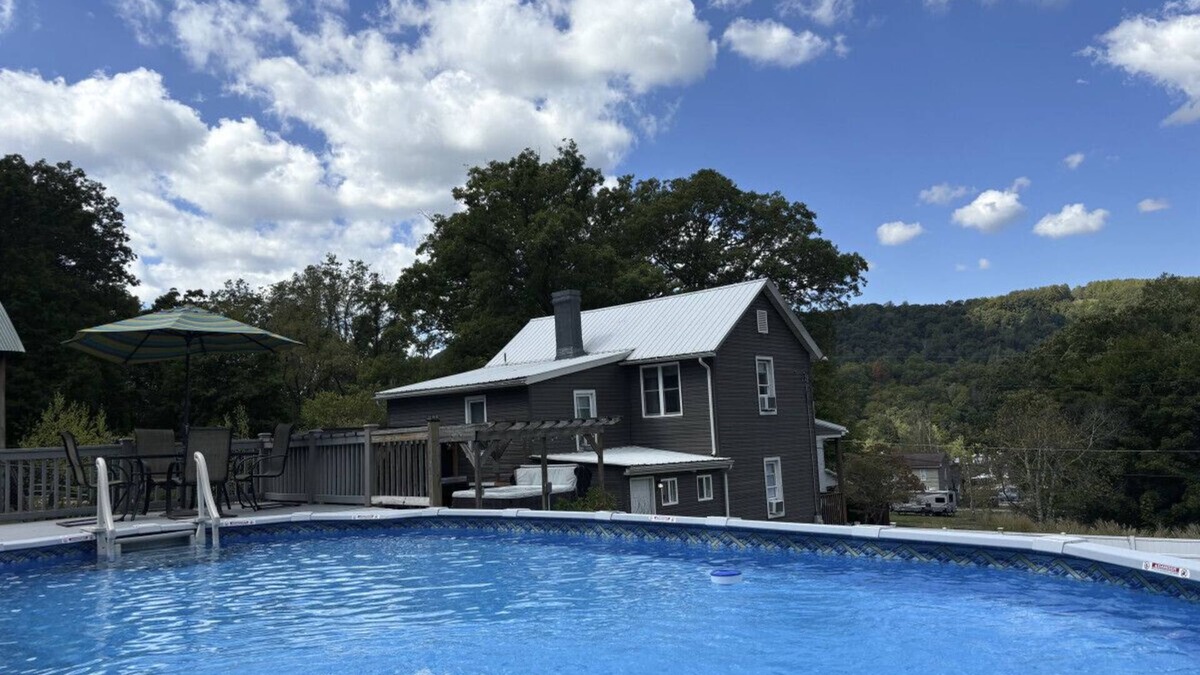 Ohiopyle Apartment | The Blue Heron · Walk to the Falls! Celebrate the Season in Ohiopyle!