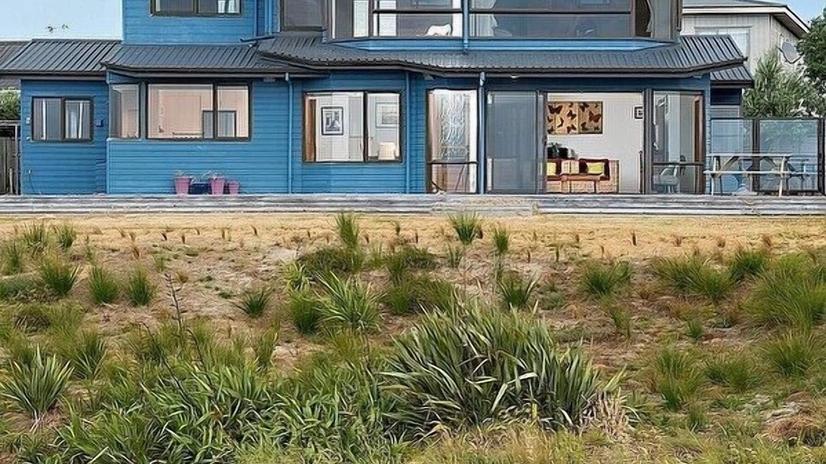 Papamoa Beach Cottage | The Blue House - Papamoa Holiday Home