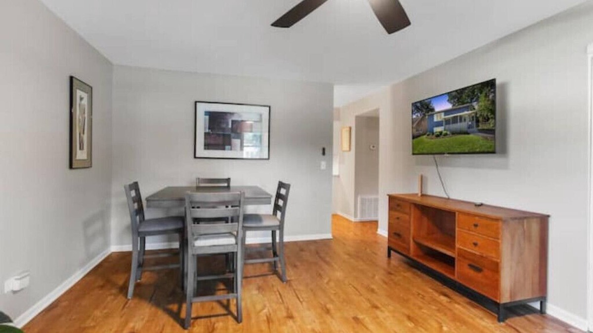 Waukegan House | The Blue House ~ Spacious & Near Naval Academy
