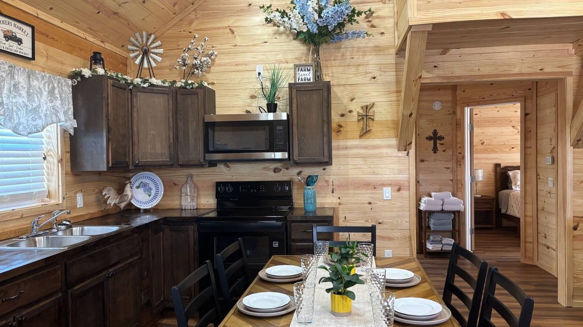 Dennis Cabin | The Blue Iris Cabin on Lake Granbury
