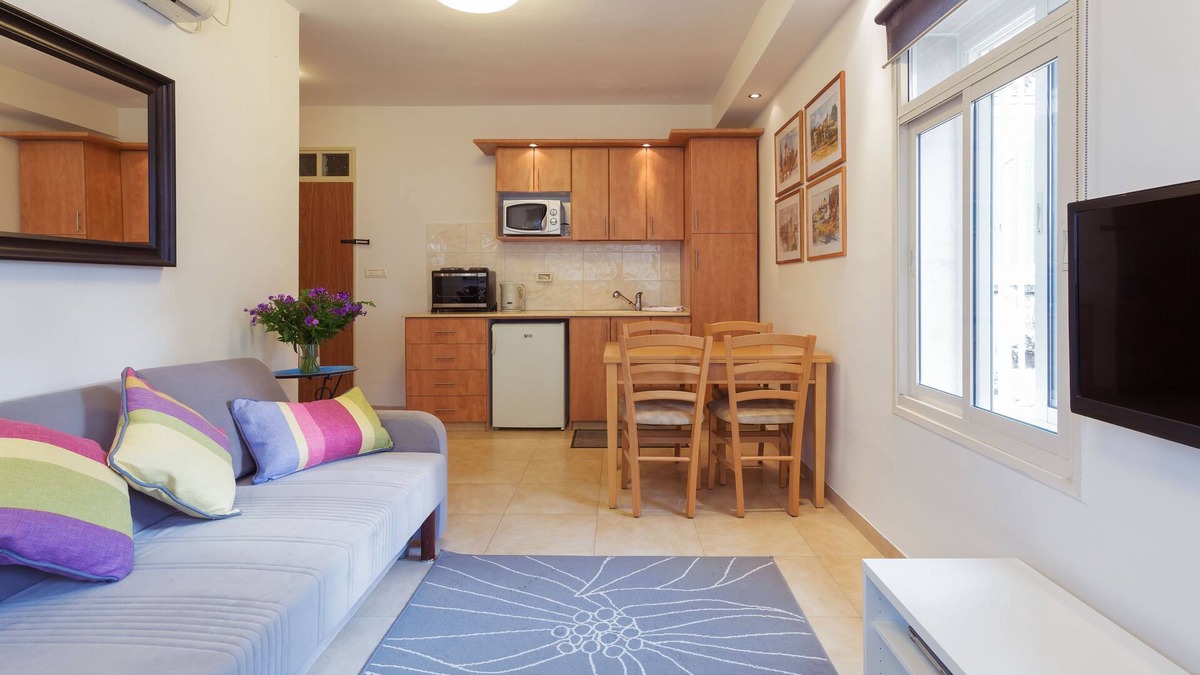 Emek Refaim Apartment | The Blue is a one-bedroom apt, on upper floor with a sleeping up to 4 guests.