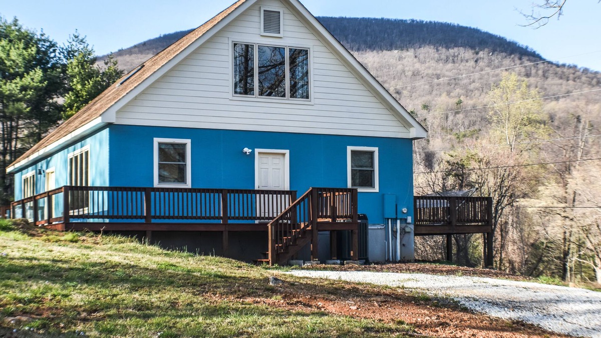 Nellysford House | The Blue Llama - Spacious Oasis off Brew Ridge Trail - Great for Groups & Pets