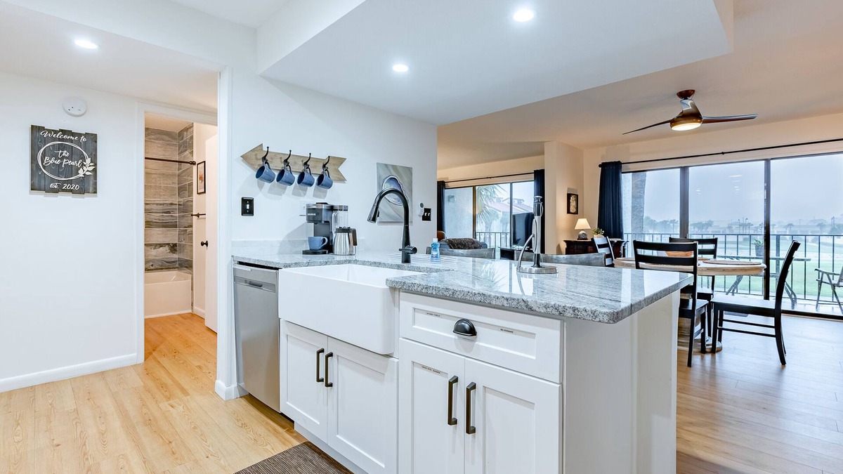 Panama City Beach Villa | The Blue Pearl PCB Deluxe 1500 sq' Villa 310: beach, restaurants, event center