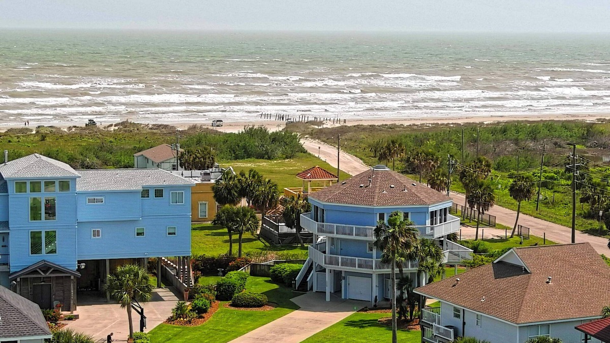 Pirates Beach West House | The Blue Pelican -Ocean Views, Walk to Pirates Beach, Golf Cart