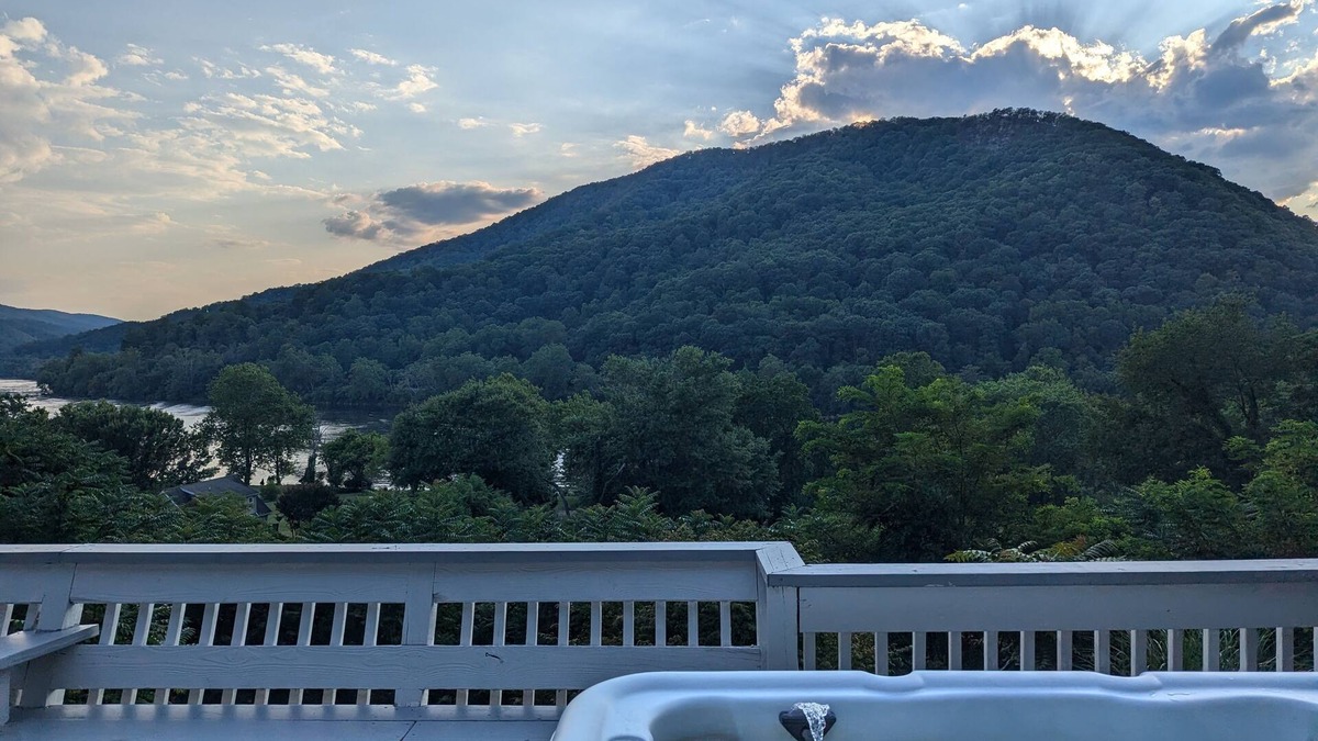 New River House | The Blue Ridge Bungalow- 3BR 2BA, hot tub with panoramic views, dog-friendly.