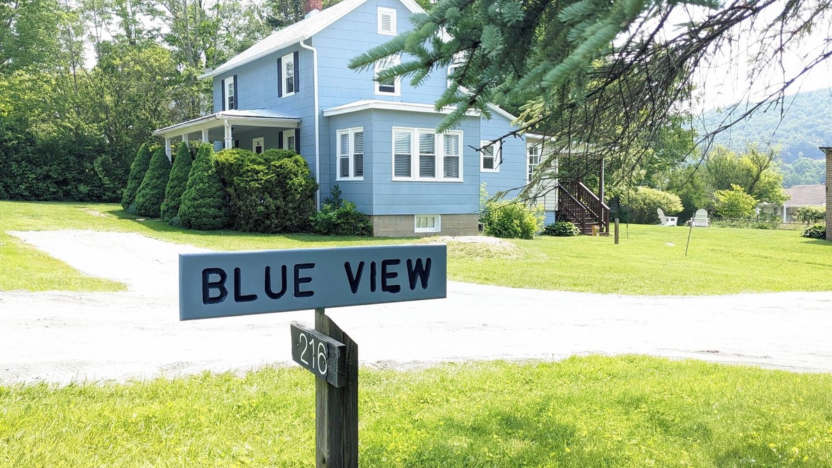 Monterey House | The Blue View - Close to town center plus great mountain view! Good Cell & WiFi