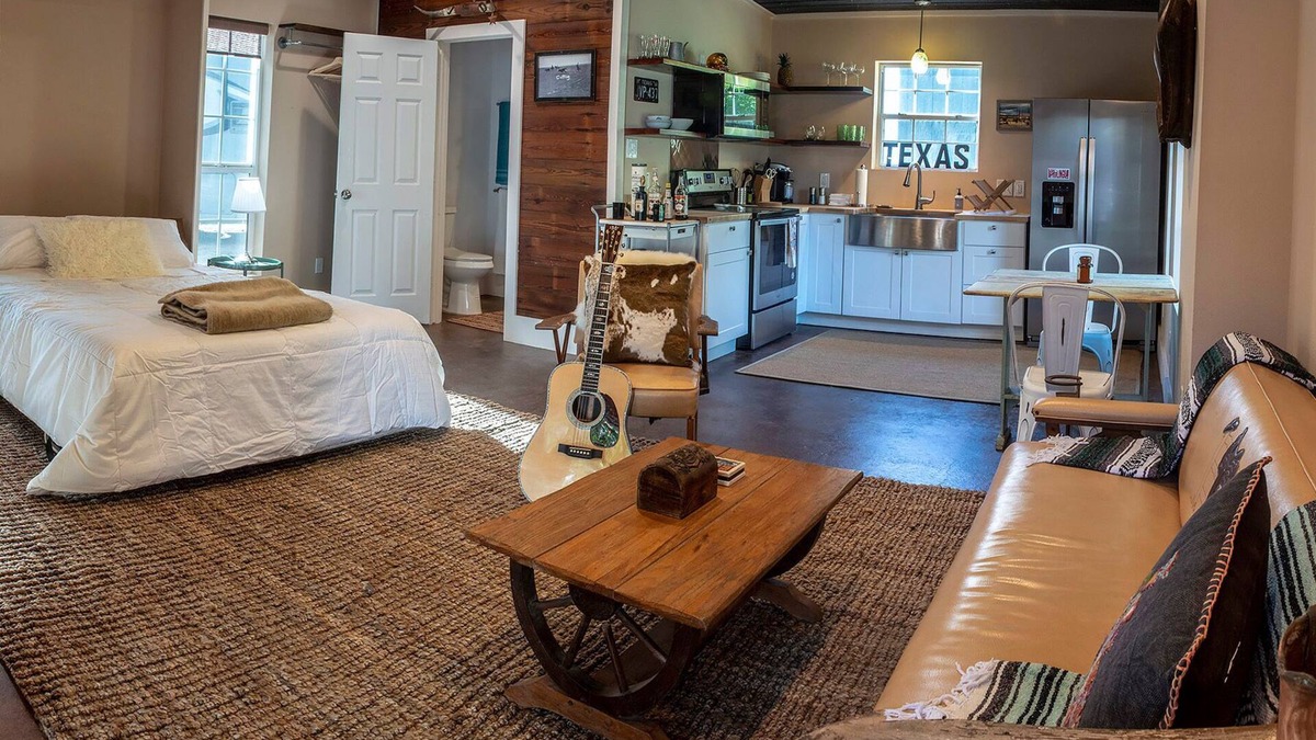 South Manchaca House | The Blueberry Cottage in South Austin