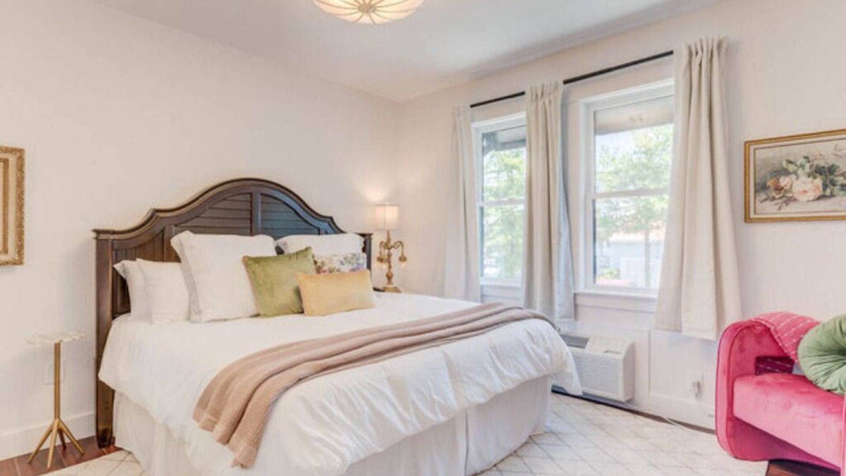 Historic Downtown Manteo Hotel | The Blushing Rose Room