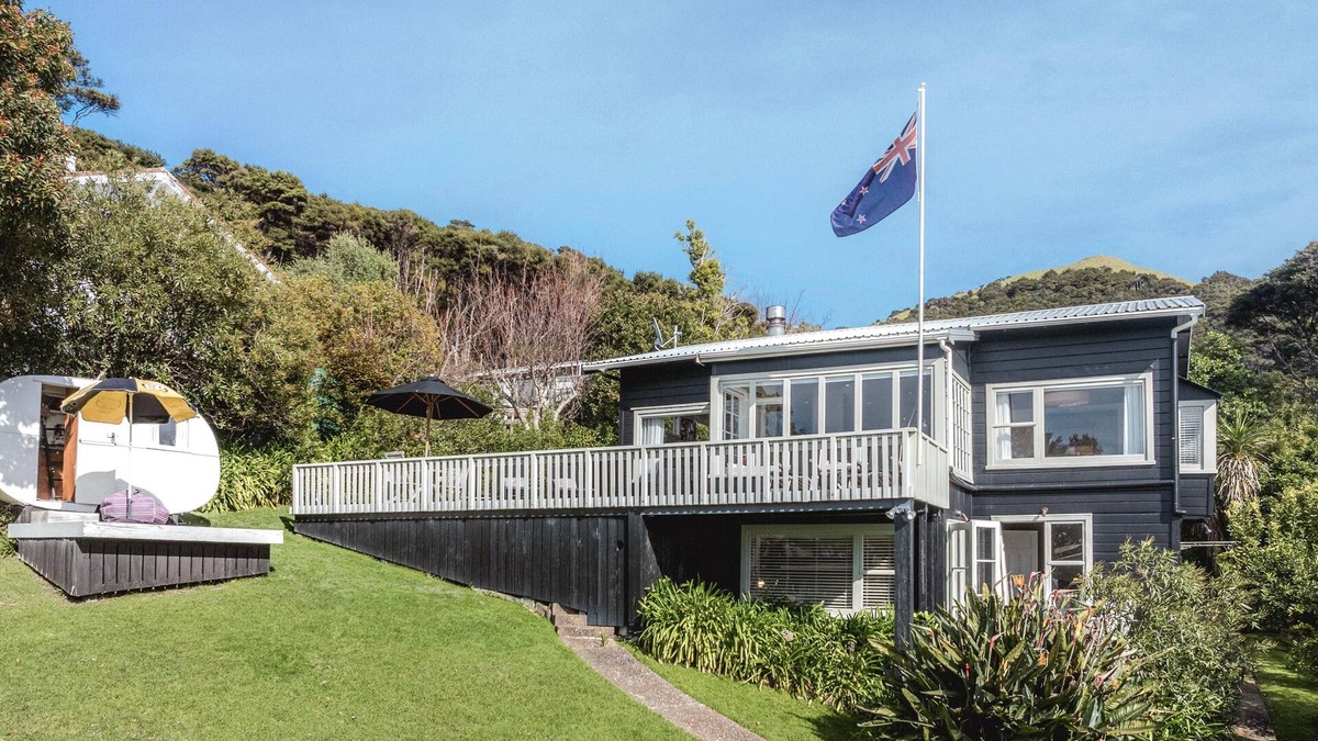 Waiheke Island House | The Boat House at Arran Bay - The Boat House at Arran Bay is a spectacular family holiday home in Arran Bay. With 4 bedrooms, plus caravan sleepout,it can sleep up to 8 adults and 12 guests in total.