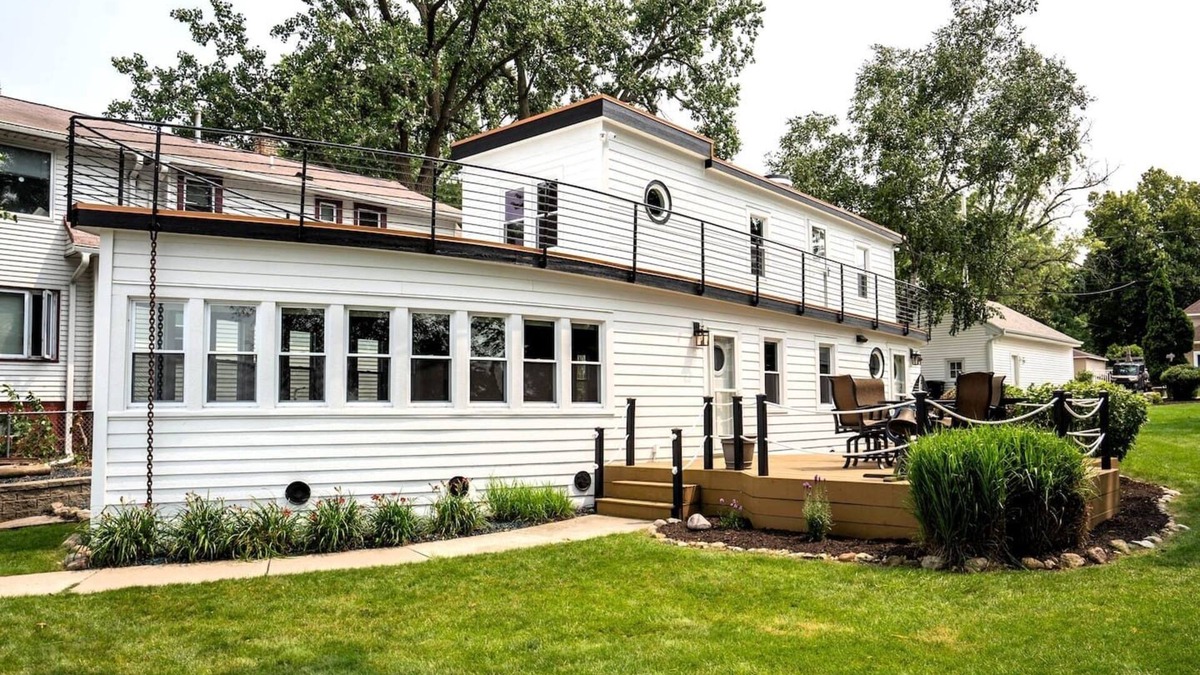 Pewaukee House | The Boat House on Pewaukee Lake| Location, Comfort, Experience