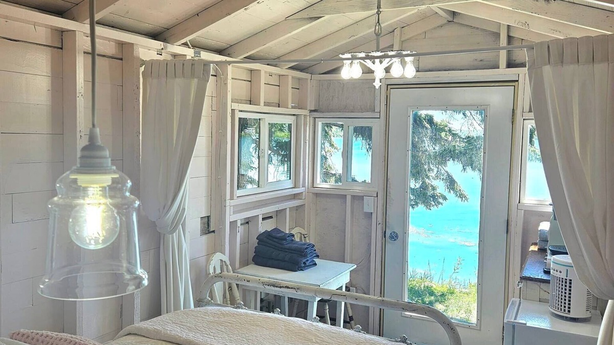 Frazee Cabin | The Boat House: Your Cozy Lakeside Getaway on Wymer Lake