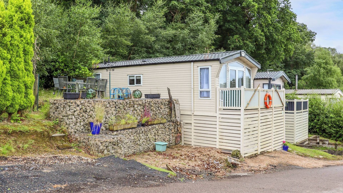 St Leonards-On-Sea Cottage | THE BOATHOUSE, pet friendly, with pool in St Leonards-On-Sea
