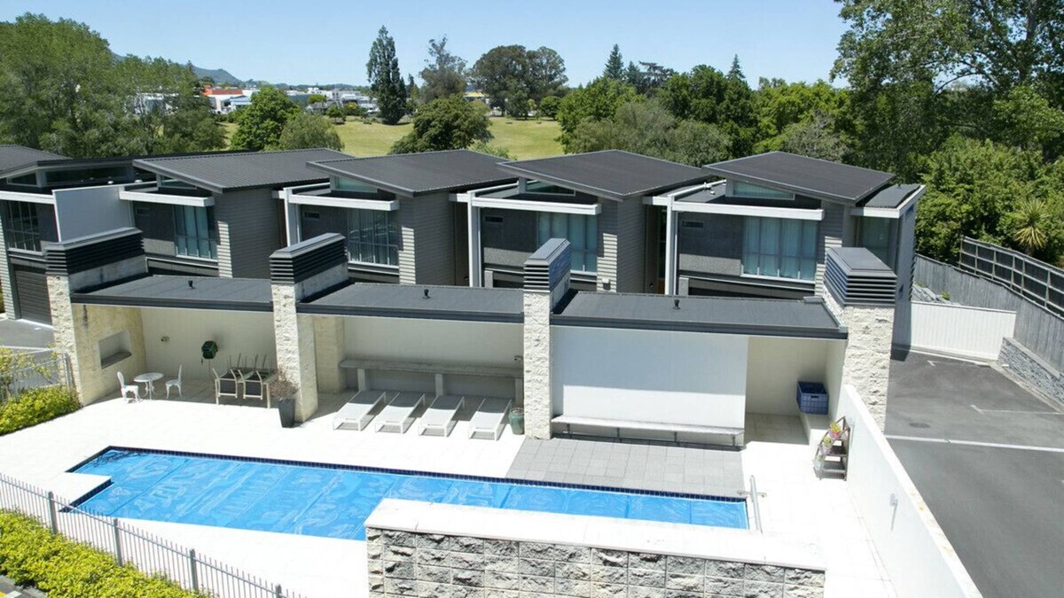 Taupo Cottage | THE BOATHOUSE - TAUPO HOLIDAY APARTMENT, with pool in Two Mile Bay
