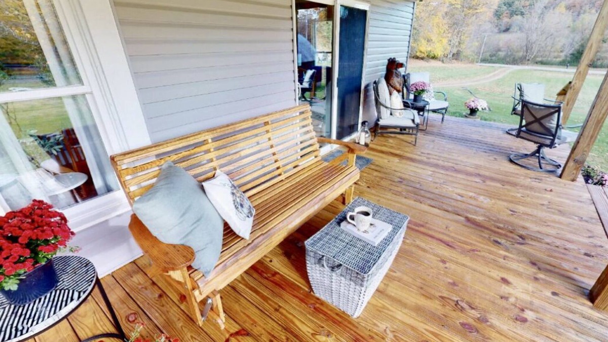 Logan House | The Boch Hollow Farmhouse at Hocking Hills Hideaway Acres