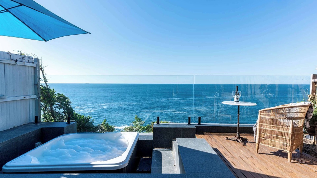 North Bondi House | The Bondi Clifftop Prime Waterfront with Jacuzzi and Parking