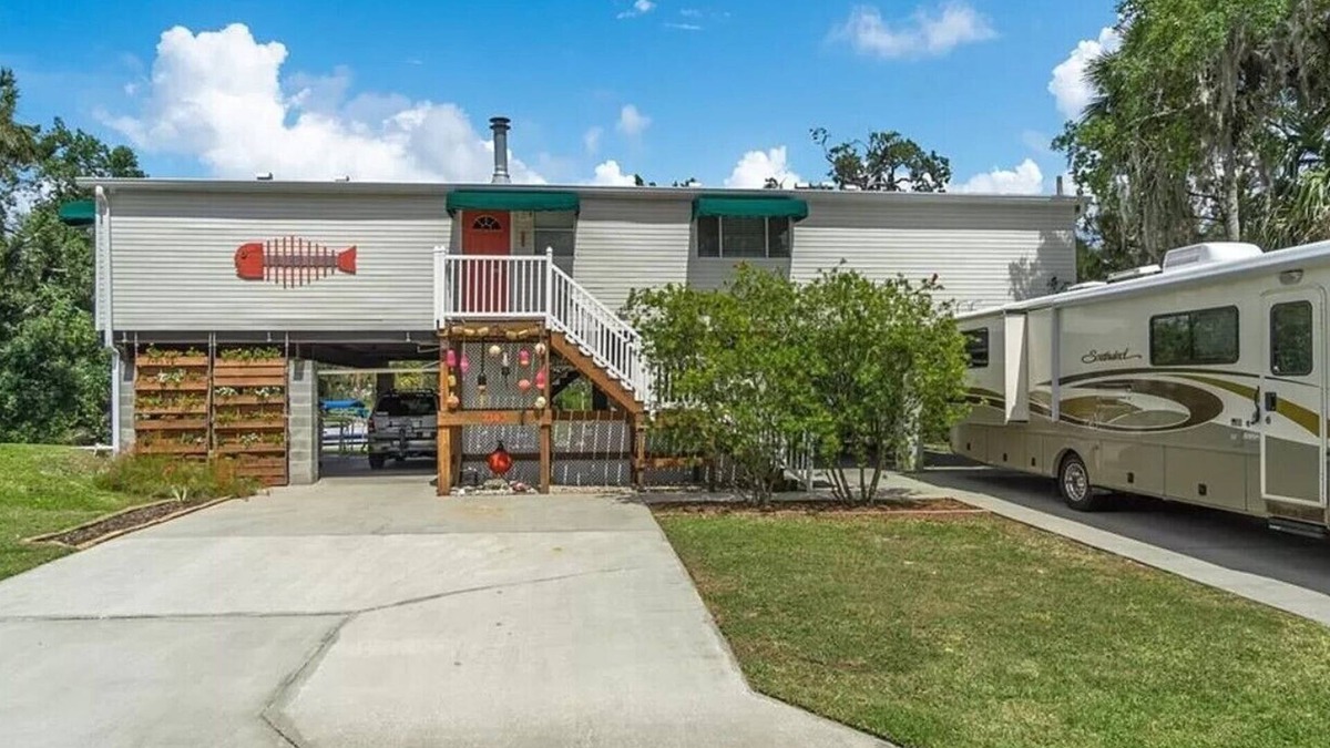 Crystal River House | The Bonefish—Mellow Ozello Canal Stilt Home—Kayaks, Dock, King Beds, Gulf Access