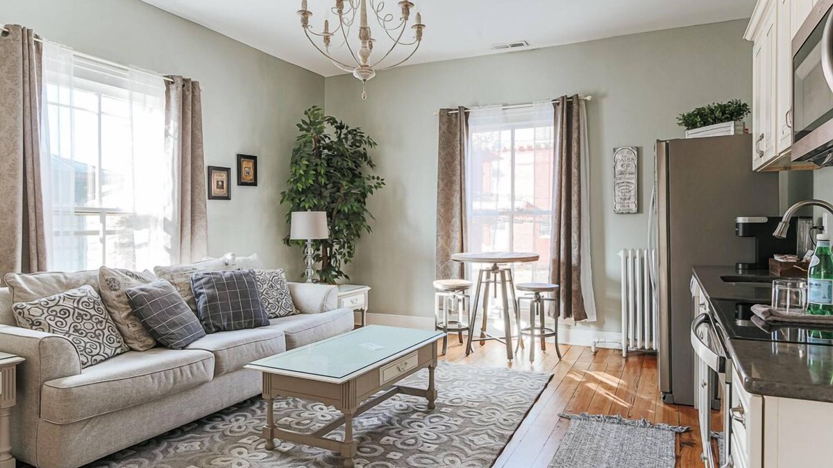 Staunton Apartment | The Bons Amis Suite: Walk Downtown!