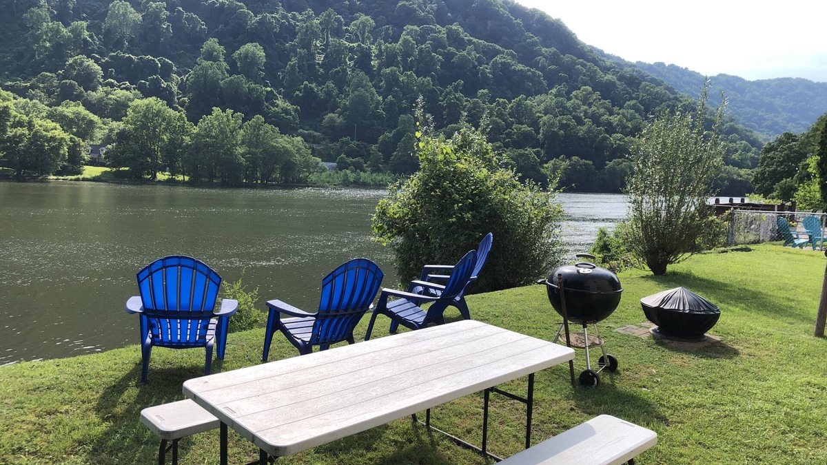 Mount Carbon Apartment | The Boomer: sky, river, and mtn your postage stamp for a week of relaxation!