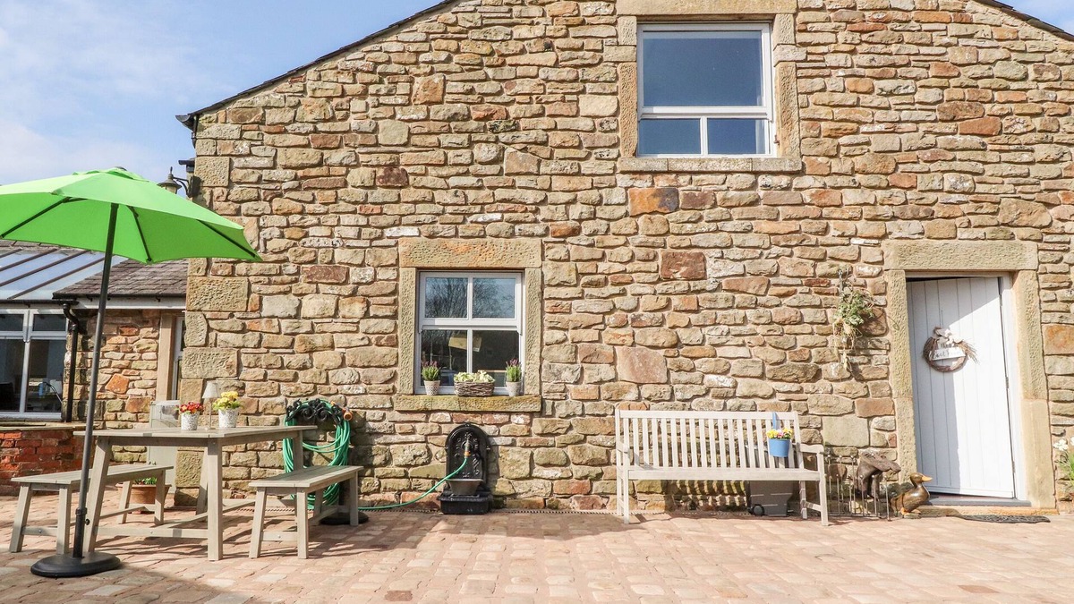 Higher Walton Cottage | THE BOOT ROOM, pet friendly, character holiday cottage in Ribchester