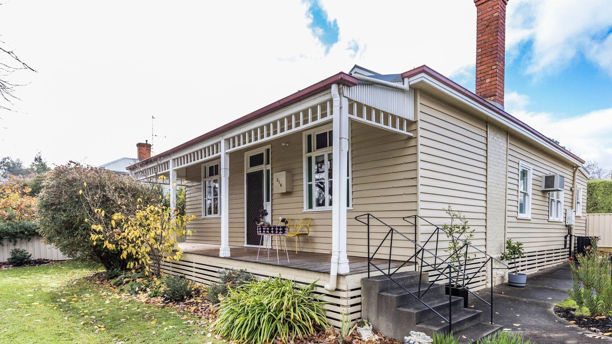 Castlemaine House | The Botanist's Retreat-Large 3 b/rm. Central Castlemaine.Near The Mill & Gardens