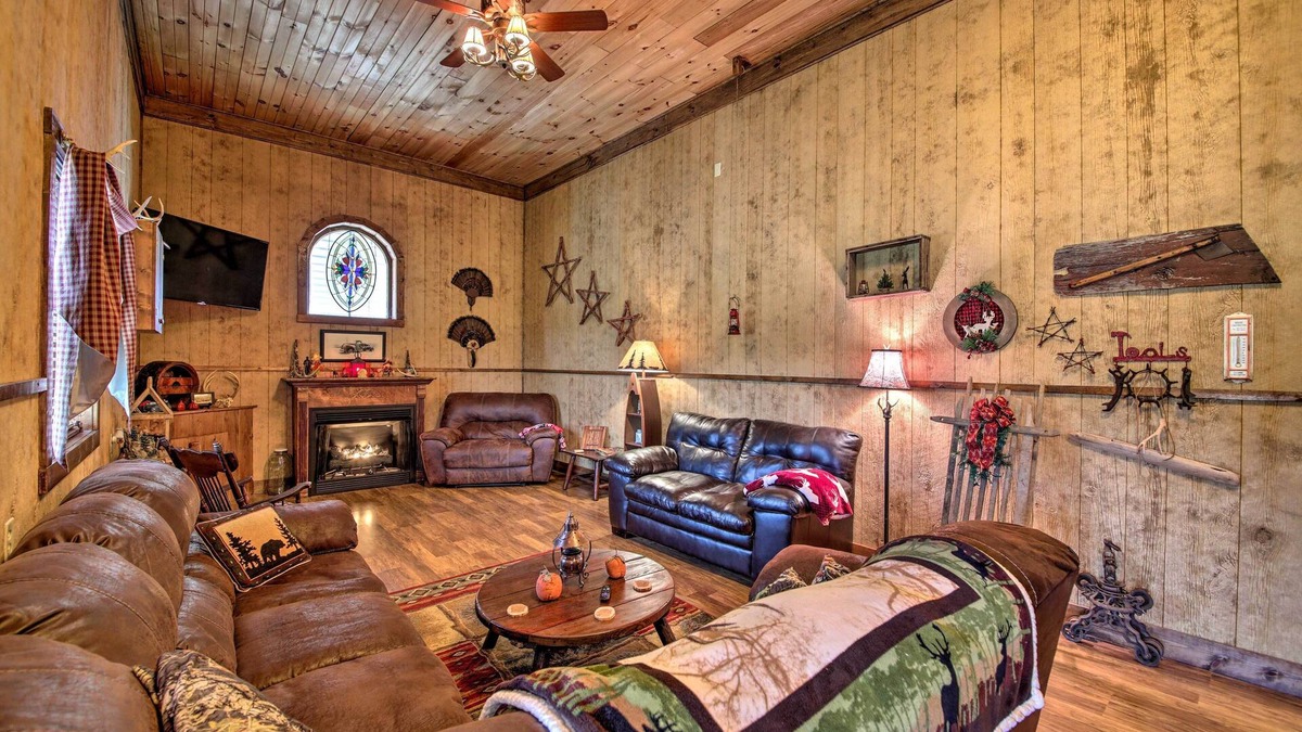 Florence Cabin | 'The Bovard Lodge' Rustic Cabin Near Ohio River!