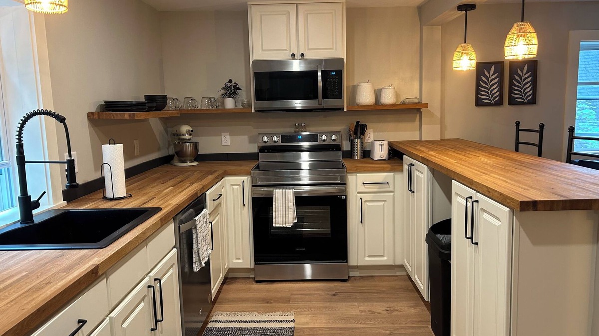 Freeport Apartment | The Bow Street Abode/Charming 2 BR Retreat
