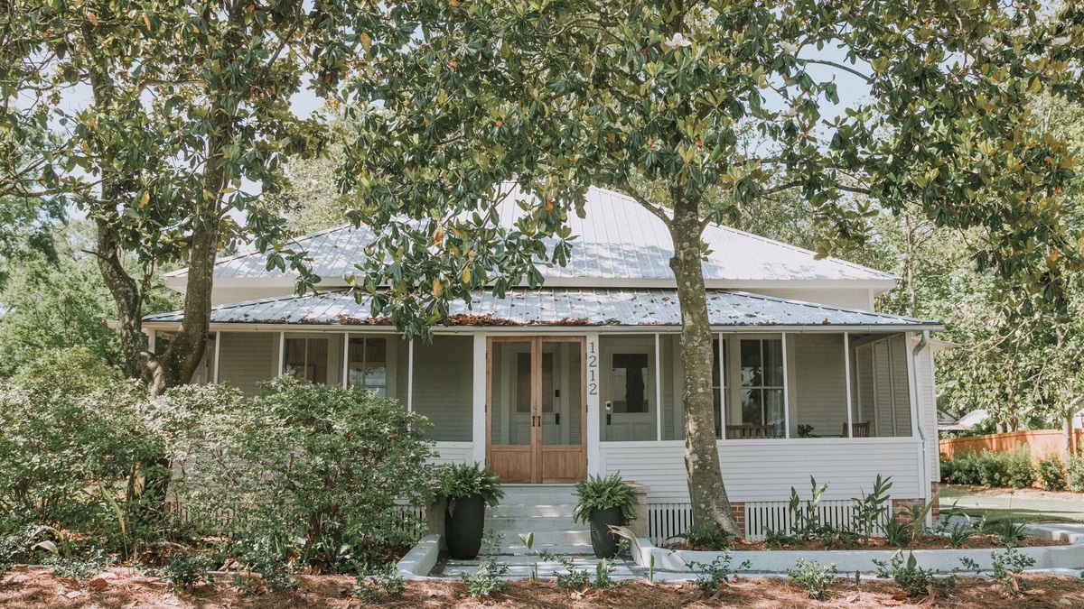 Biloxi House | The Bradford House - the perfect location in Ocean Springs. Walk to Downtown!