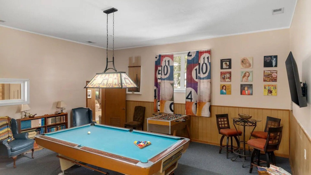 Hattiesburg House | The Brady Bunch House: 6 Bedrooms/4 Bathrooms/Game Room and Screened Porch!