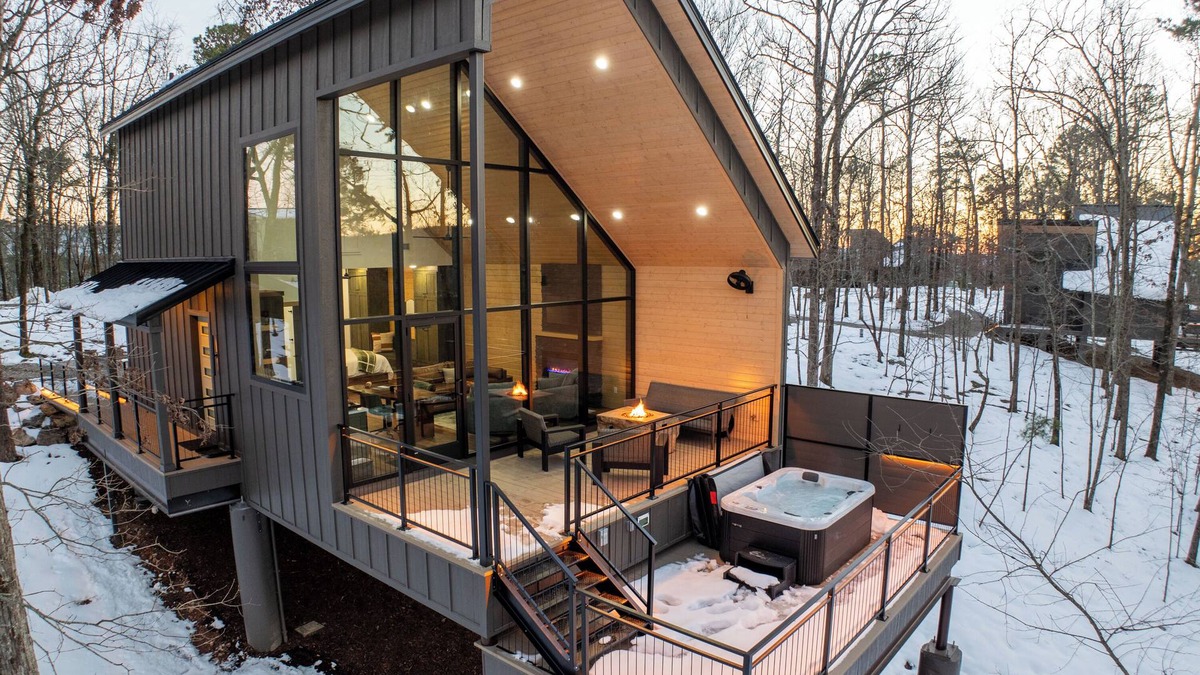 Hot Springs Cabin | The Bramble Treehouse, Hot Tub, Sleeps 2