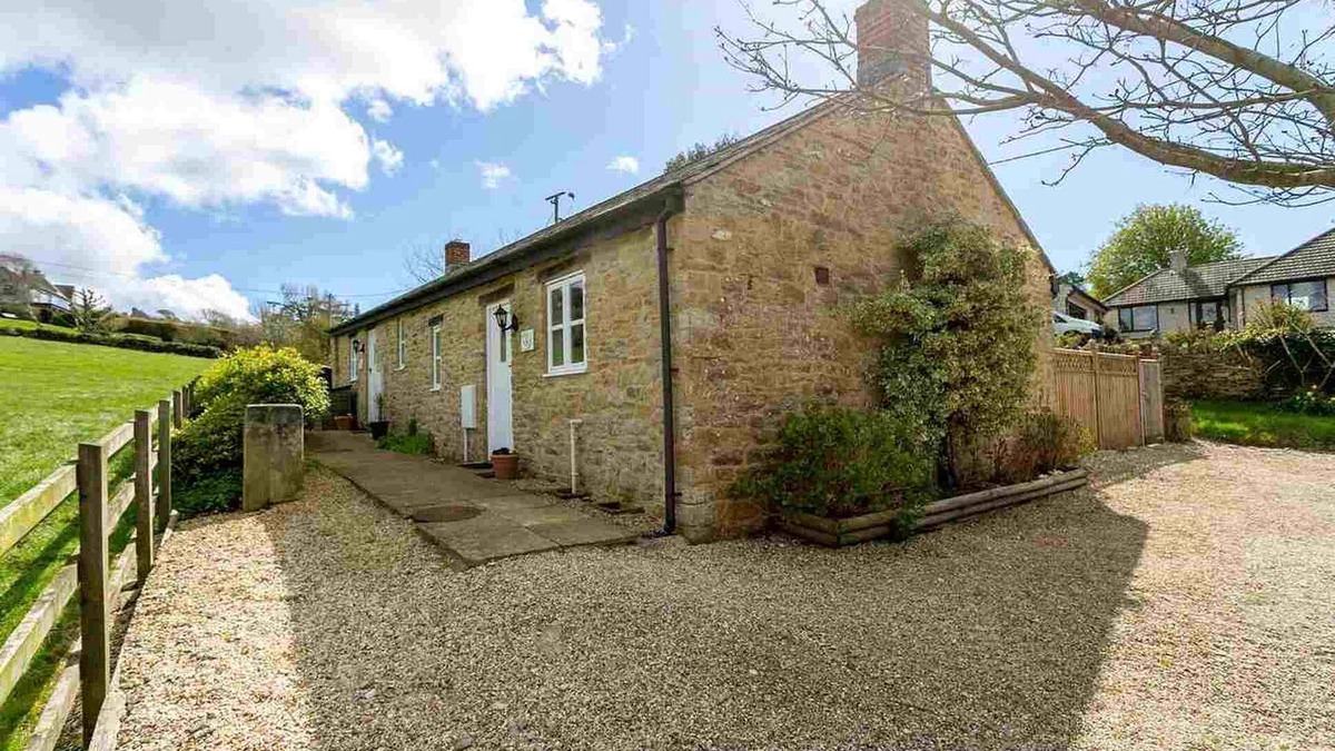 Littlebredy Cottage | The Brambles - one bedroom Country Cottage near Dorset Coast.
