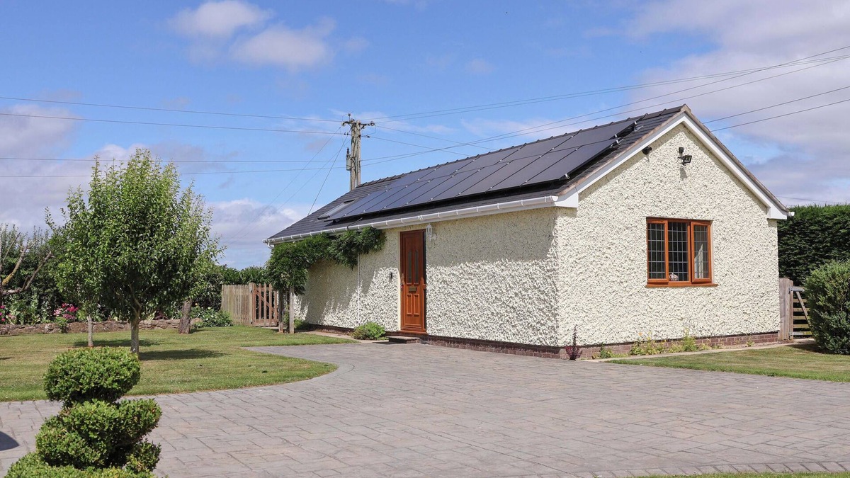 Overton-on-dee Cottage | THE BRAMBLES, pet friendly, with a garden in Holt, North Wales