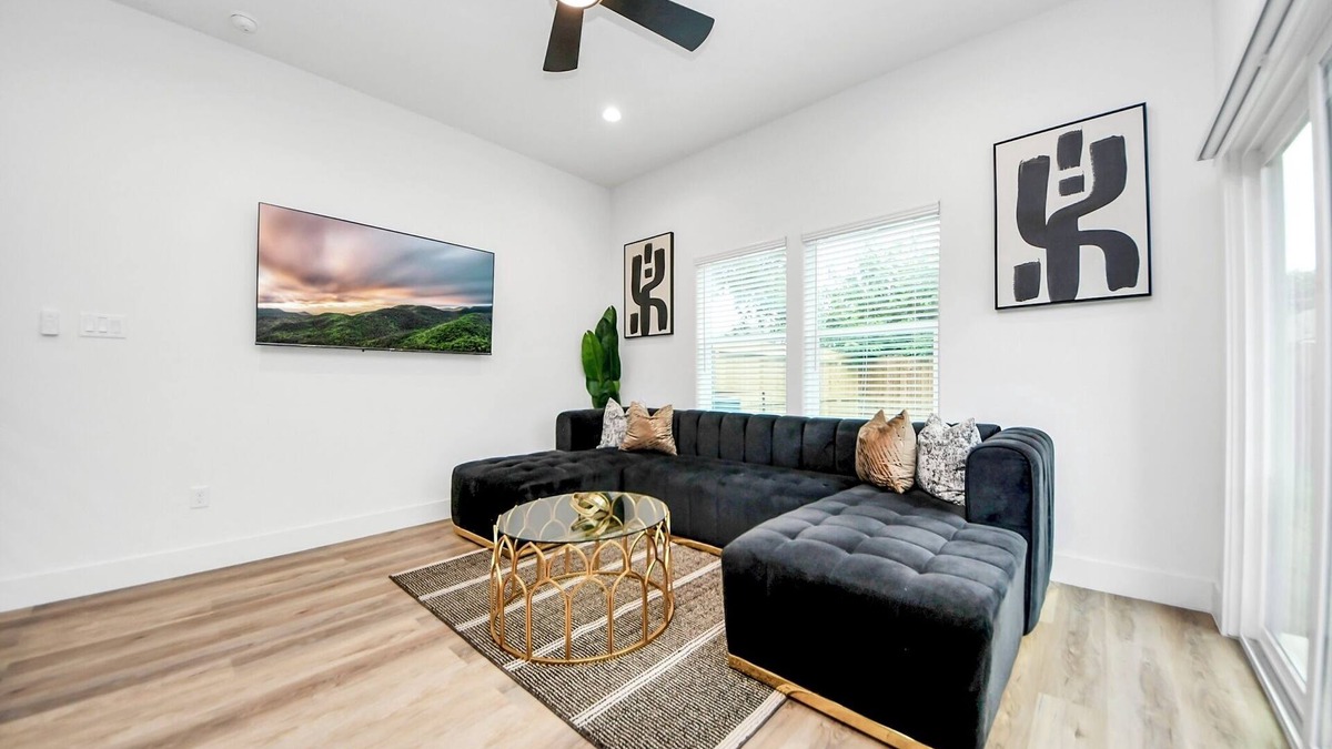 Astrodome House | The Brandõn: ★ Sleeps 8 ★ Garage ★ Near Medical Center & NRG